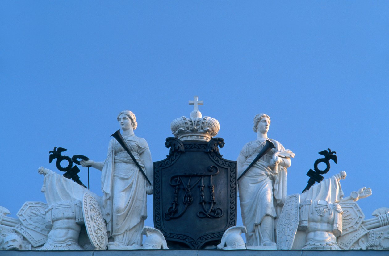 Ryssland, St Petersburg, Ryska statens museum, tidigare Mikhailovsky-palatset, statyer och kungliga emblem på fasaden, närbild av Unknown
