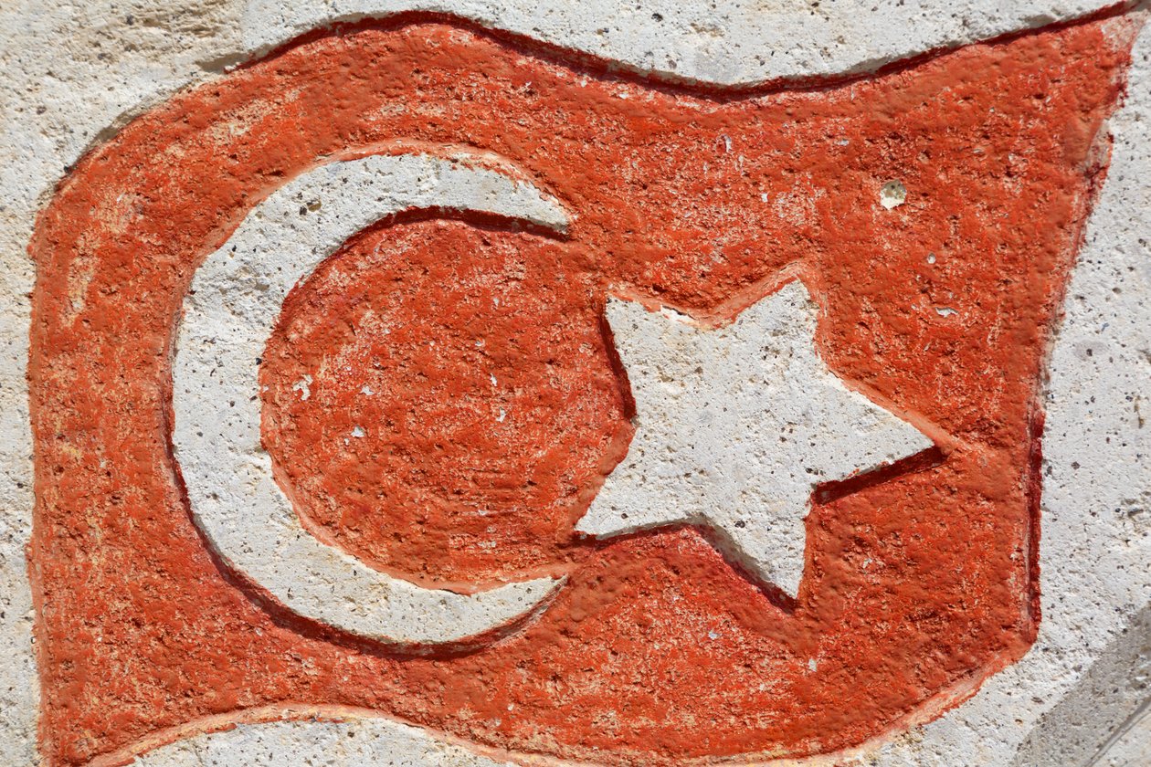 Turkisk flagga gjuten i cement. av Unknown