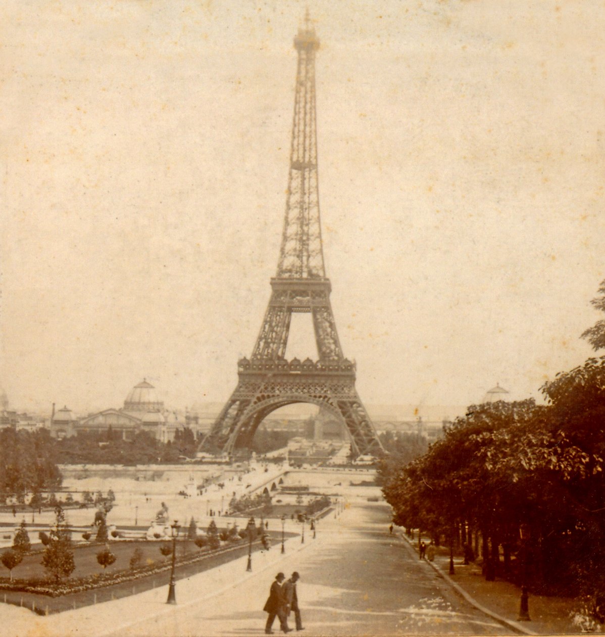 Utsikt över Eiffeltornet och Galerie des Machines från Jardins du Trocadérorn, Paris, Frankrike ca. 1889 av Unknown