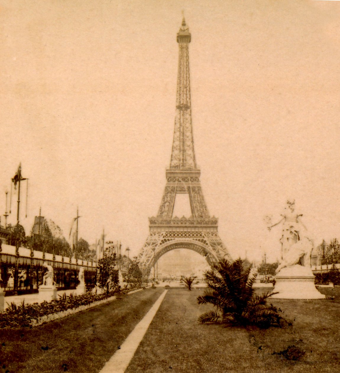 Utsikt över Eiffeltornet och Palais du Trocadero från Jardin du Champ de Mars, Paris, Frankrike. 1889 av Unknown