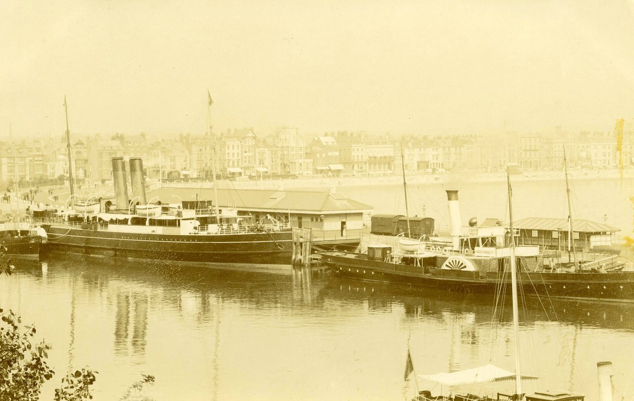 Vy över ångfartyg i Weymouths hamn, c.1903 av Unknown