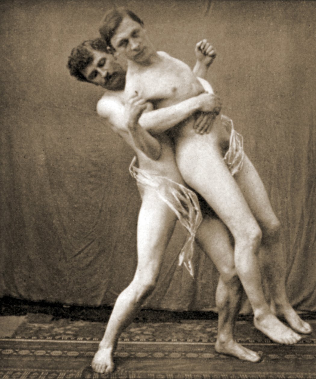 Brottare demonstrerar midjehållningen, ca 1910 (sepiafoto) av Unknown
