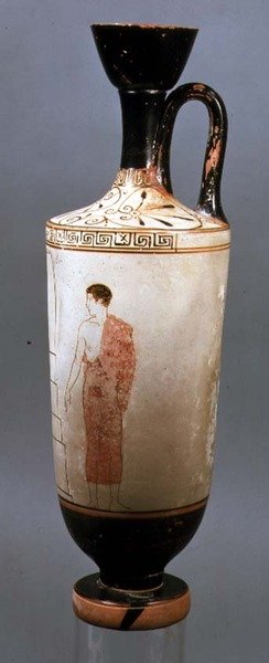 Vindsvitslipad lekythos dekorerad med en ungdom klädd i en grå himation, från Laurium, Attica, c.450-425 f.Kr. (keramik) (för verso se 104791) av Achilles Painter