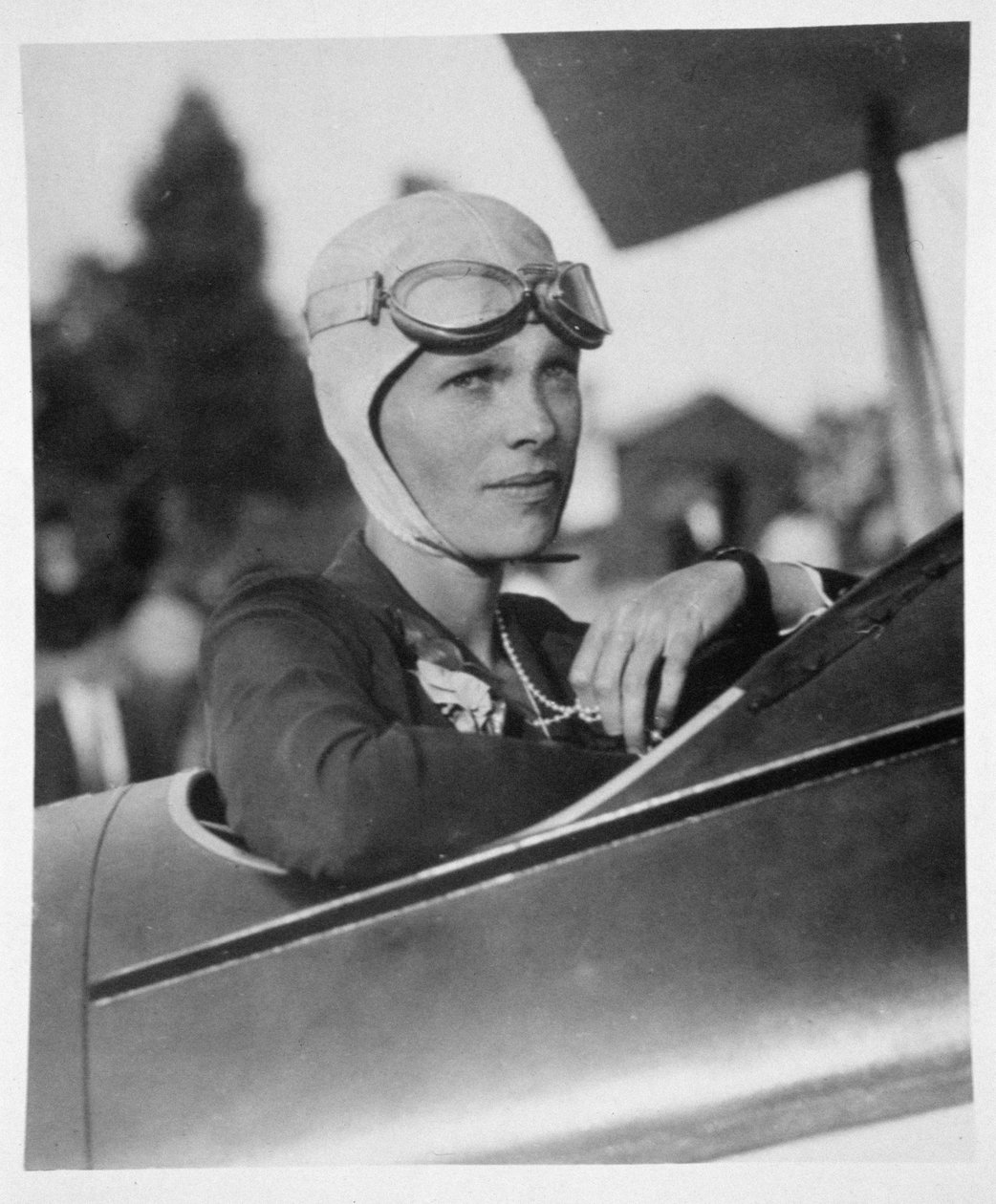 Amelia Earhart (1897-1937) in Boston training plane, 1926  av American Photographer