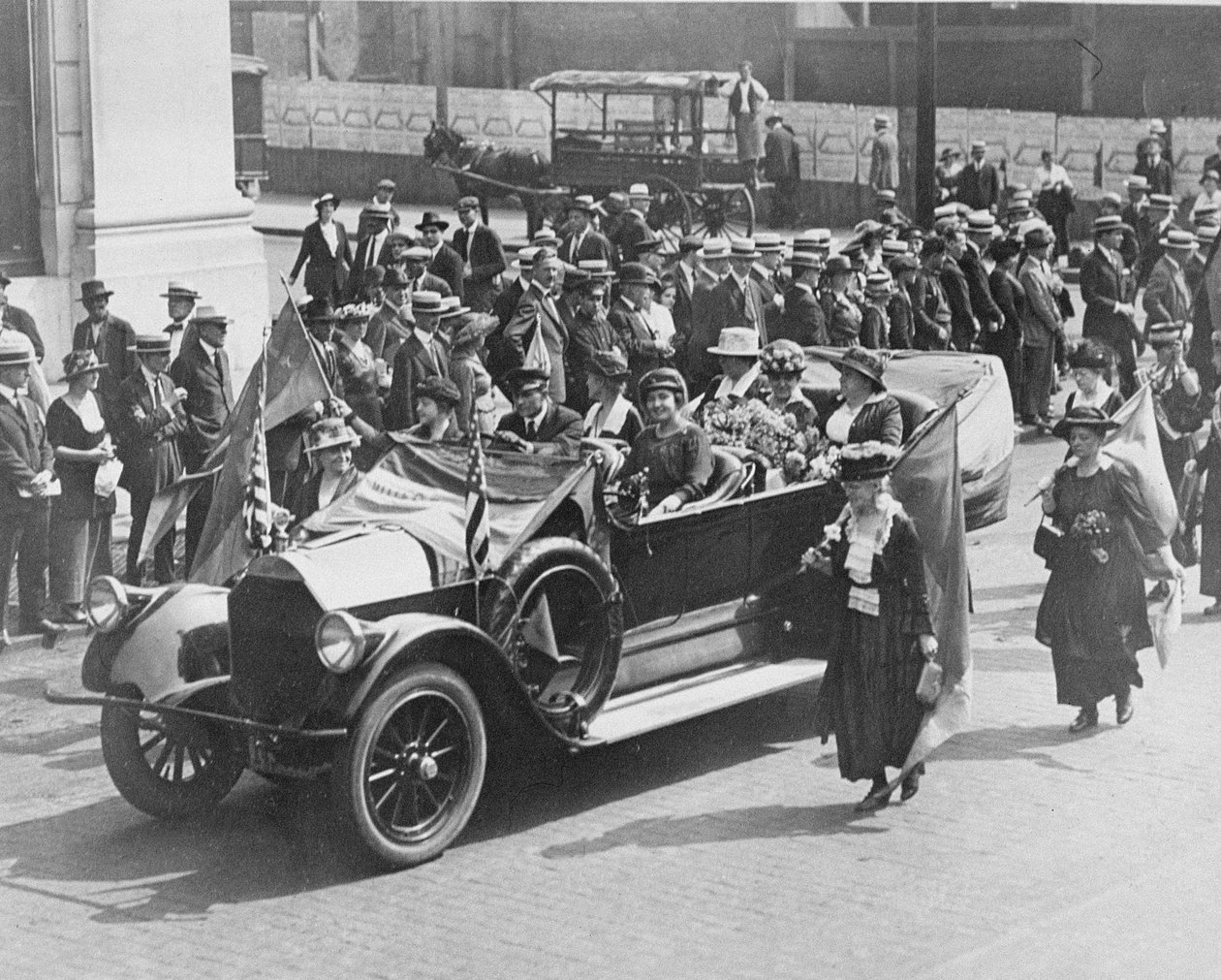 Carrie Chapman Catt (1859-1947) Upton and Shuler being driven in a suffrage parade, 1919  av American Photographer