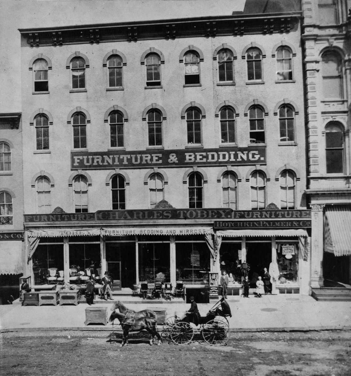 Charles Tobey möbler och sängkläder på 87-89-91 State Street, Chicago, ca 1869 av American Photographer