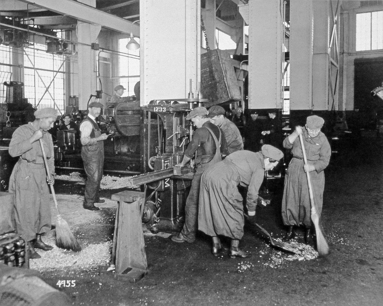Female factory workers during World War One, c.1917  av American Photographer