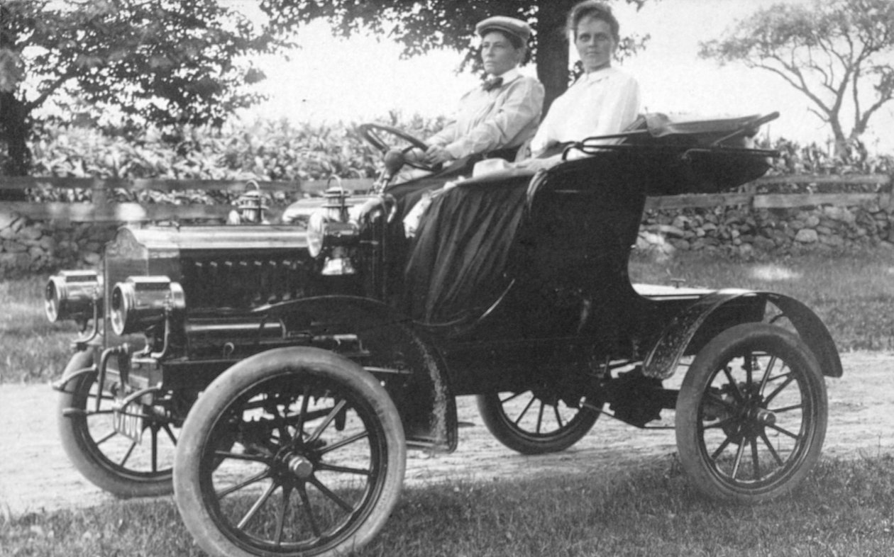 Frances Kellor and Mary Dreier seated in an early automobile, c.1910  av American Photographer