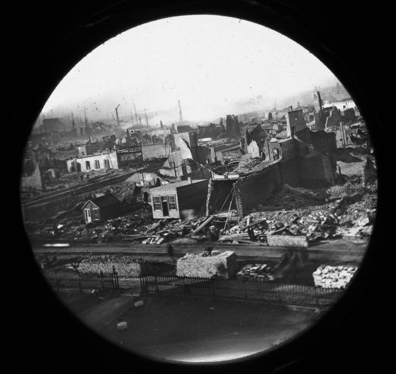 Nordvästlig utsikt från domstolsbyggnaden efter branden i Chicago 1871 av American Photographer