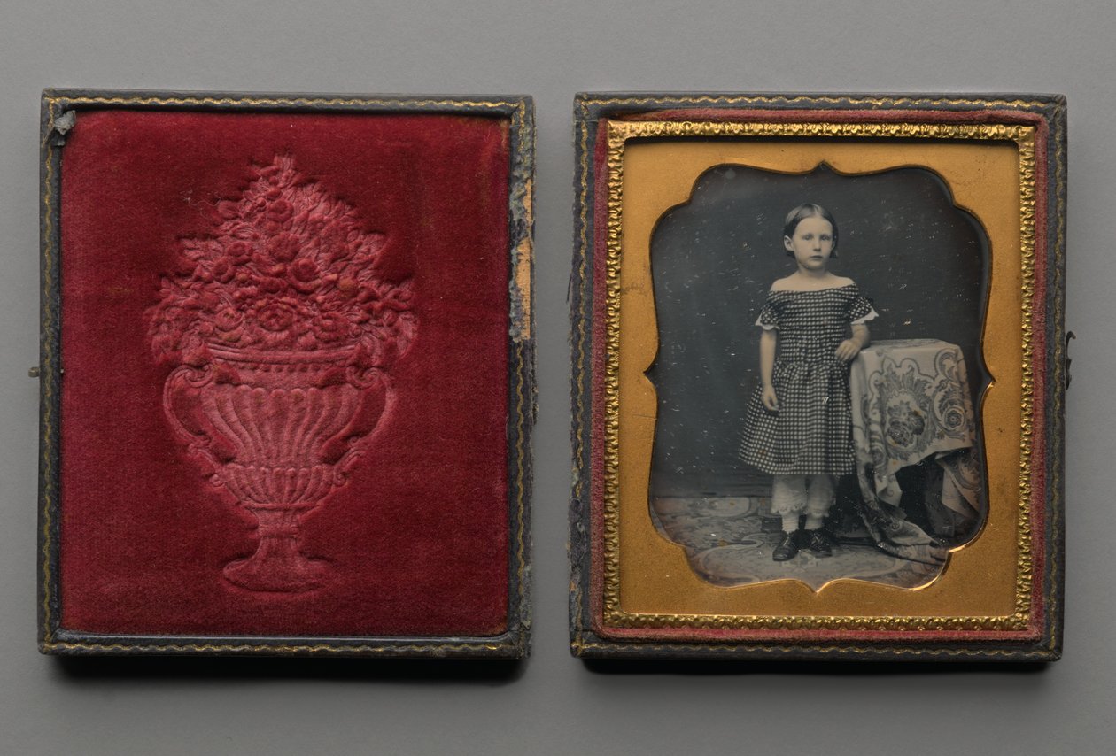 Stående ung flicka (daguerreotypi) av American Photographer