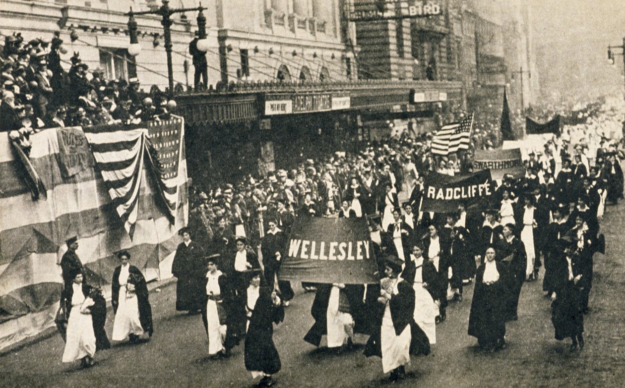 Suffragette parade, outside the Adelphi Theatre, New York, 1910  av American Photographer
