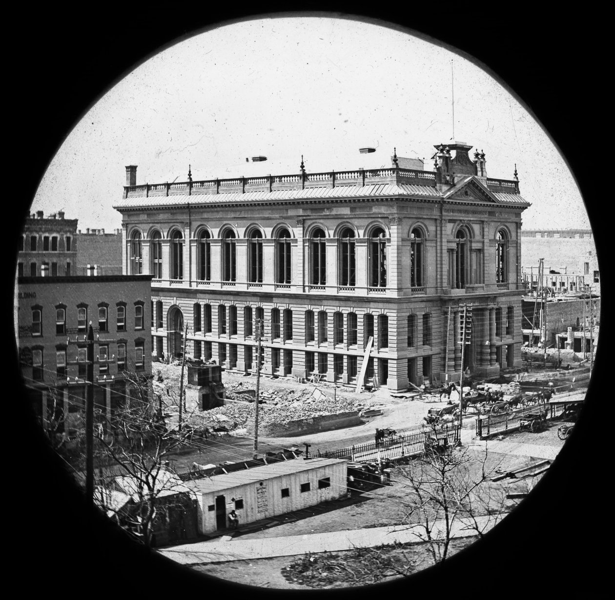 Handelskammaren byggs om efter den stora branden i Chicago, ca 1872 (glaslykta) av American Photographer