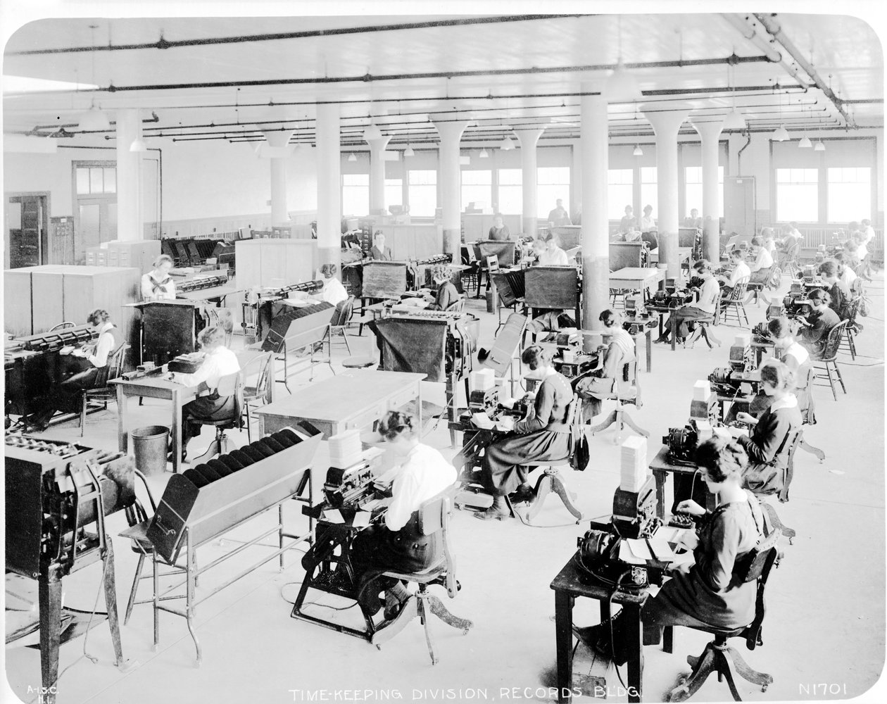 Tidtagningsavdelningen vid Hog Island Shipyards i Philadelphia, 1918 av American Photographer
