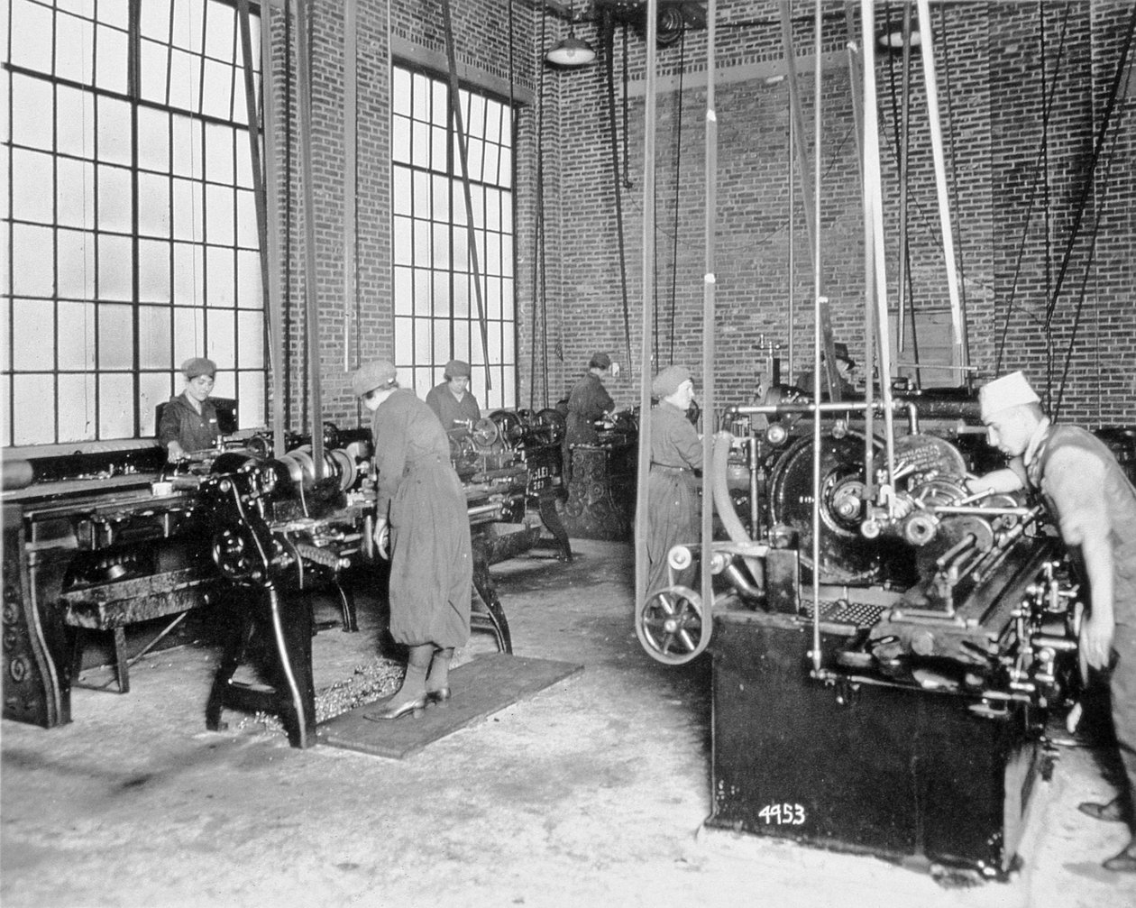Women working in a factory during World War One, c.1917  av American Photographer