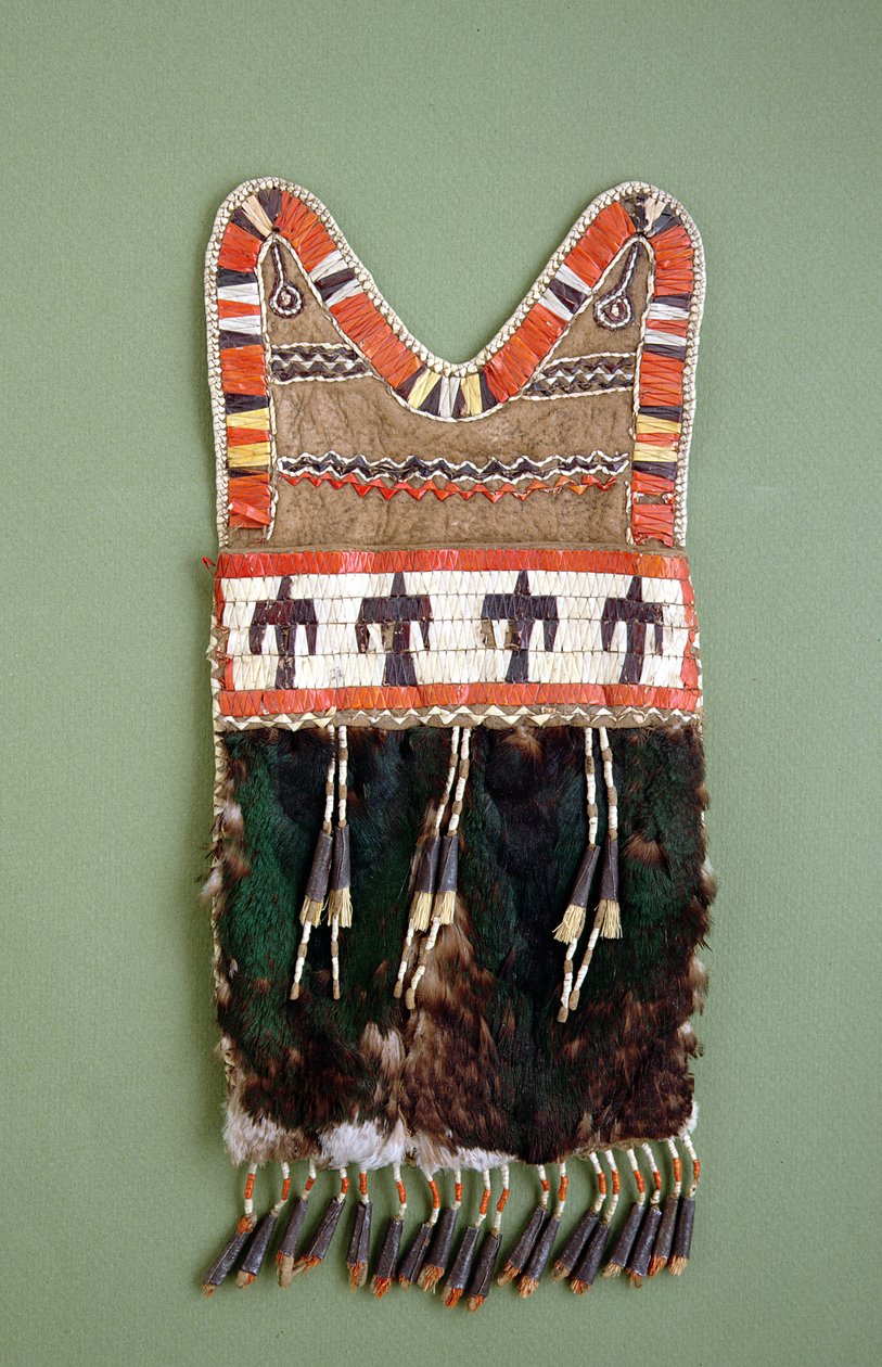 Väska, Sauk och räv, indian, ca 1820 (bockskinn, hårbotten av gräsand, piggsvinspennor, plåtkottar, rådjurshår) av American School