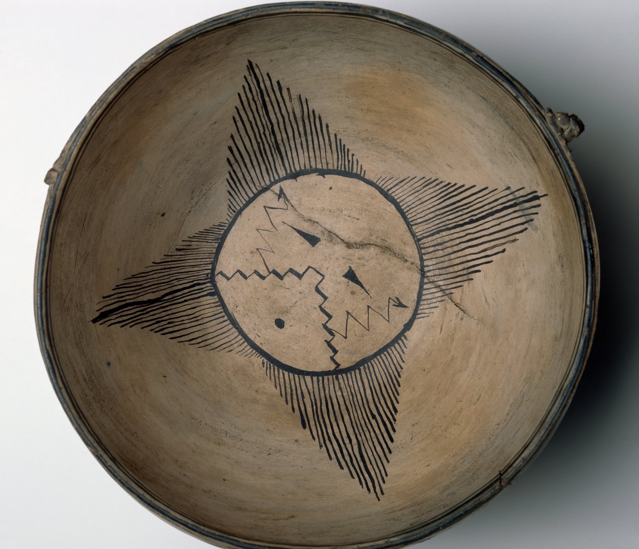 Cochiti Pueblo rituell skål med sol, fåglar, moln, blixtar och regn, ca 1890 (lergods med polykrom slipmålning och råhud) av American School