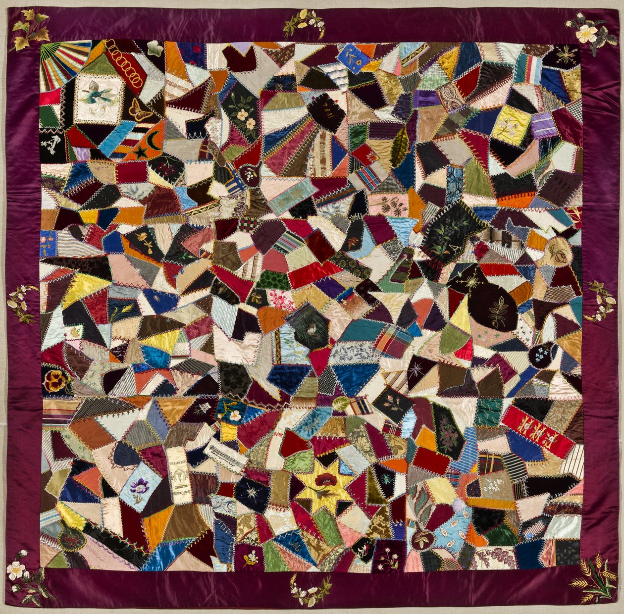 Crazy Quilt, 1884 (silke och sammet) av American School