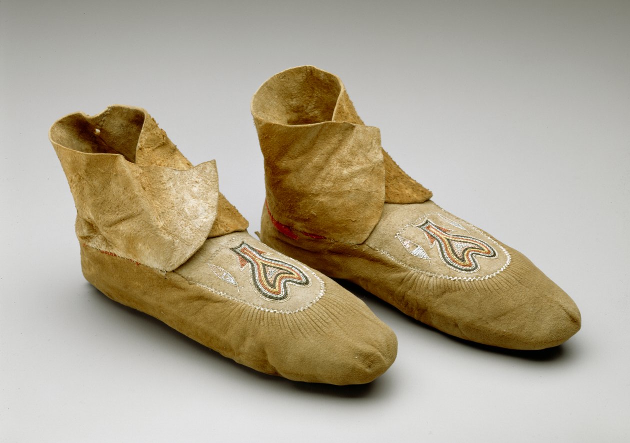 Mockasiner, Menominee, ca 1830 (rökt hjortskinn, piggsvinspennor och ulltyg) av American School