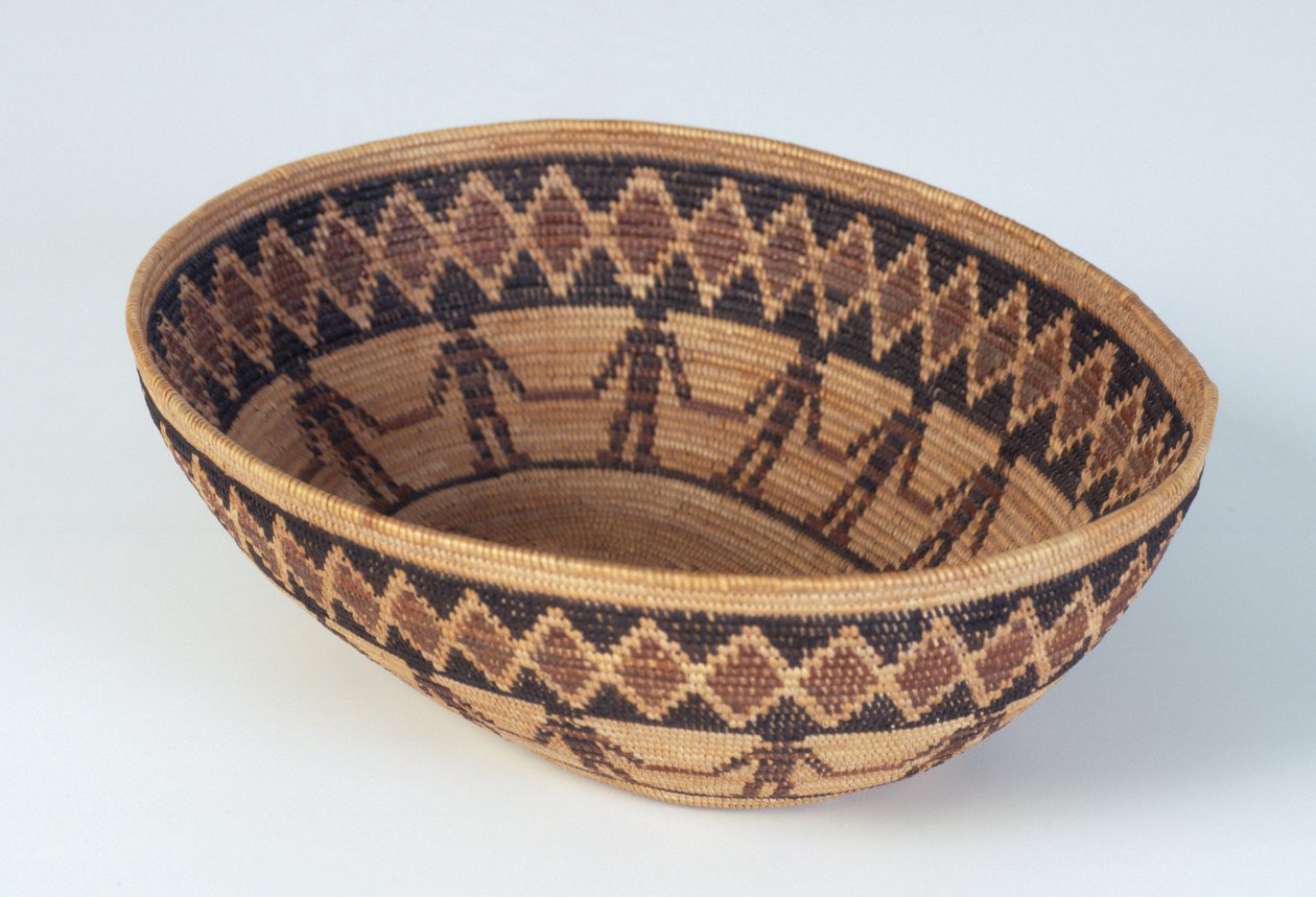 Oval Basket, Yokuts Culture, c. 1990-15 (splint pilstavar, särrot, rot av brackormbunke och rödknopp) av American School
