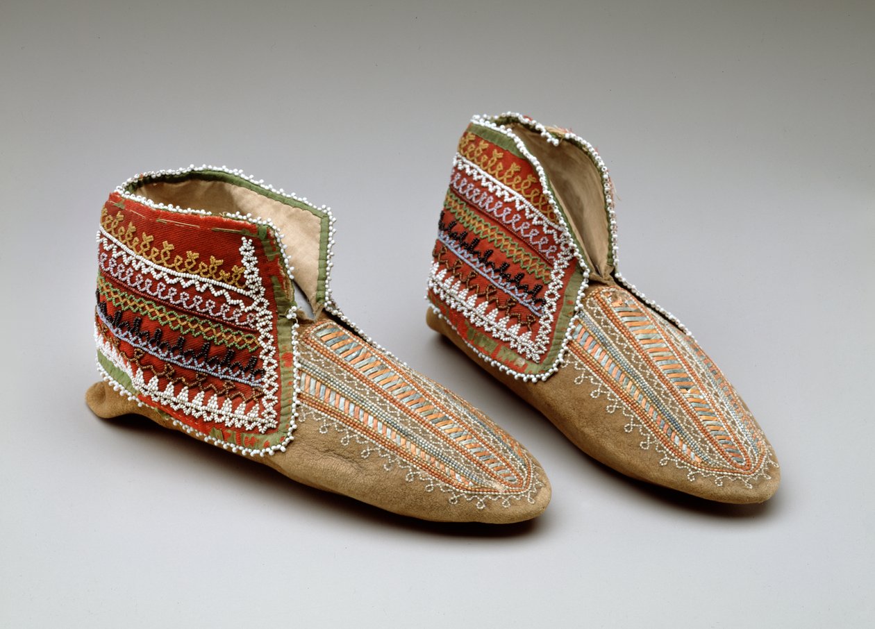 Ett par mockasiner, Iroquois, ca 1830 av American School
