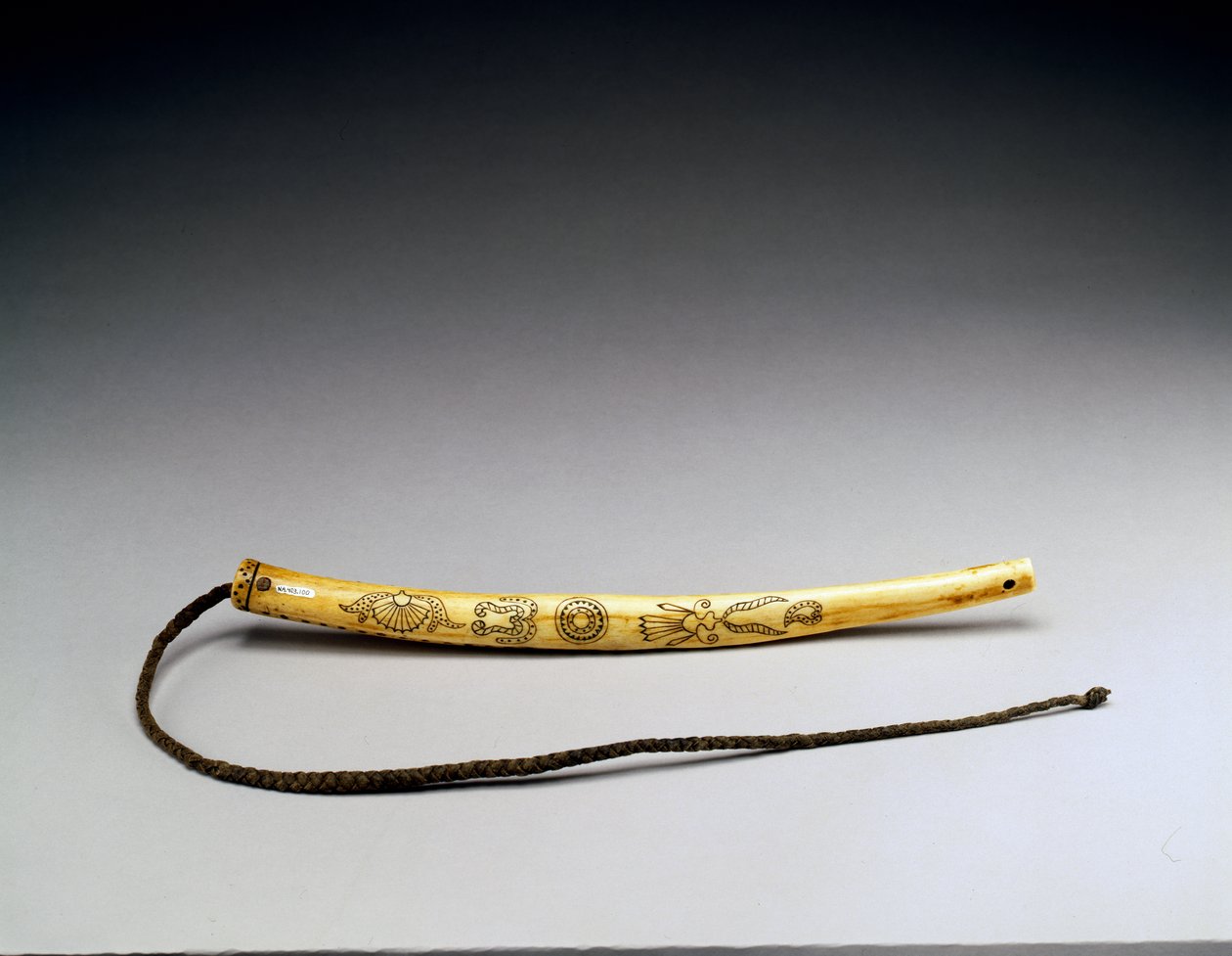 Quirt, graverat älghorn, Crow Nation, c.1840 (ben) (se även 434925) av American School