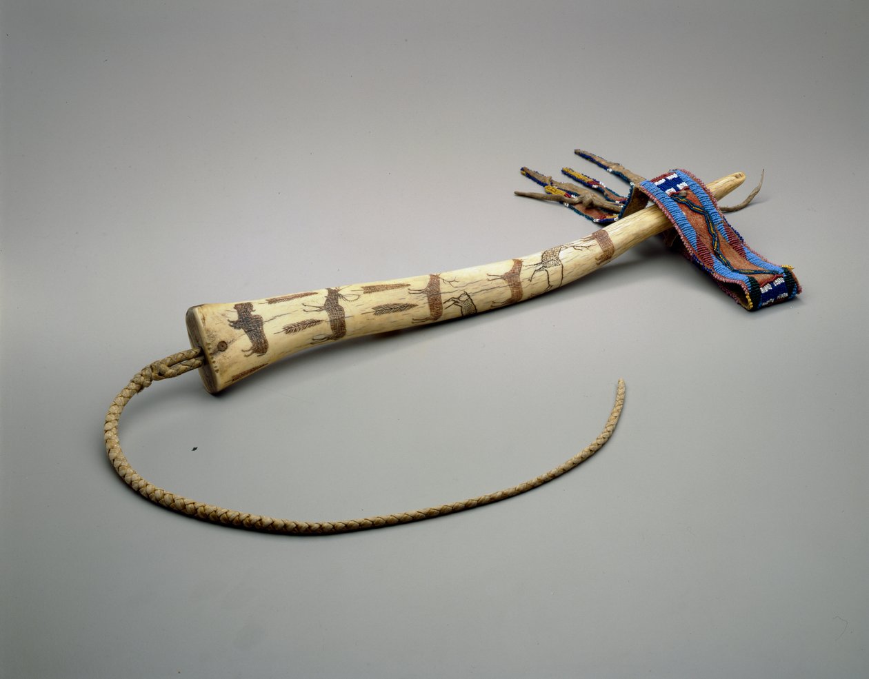 Quirt, graverat älghorn, Osage Nation, ca 1875 (ben) av American School