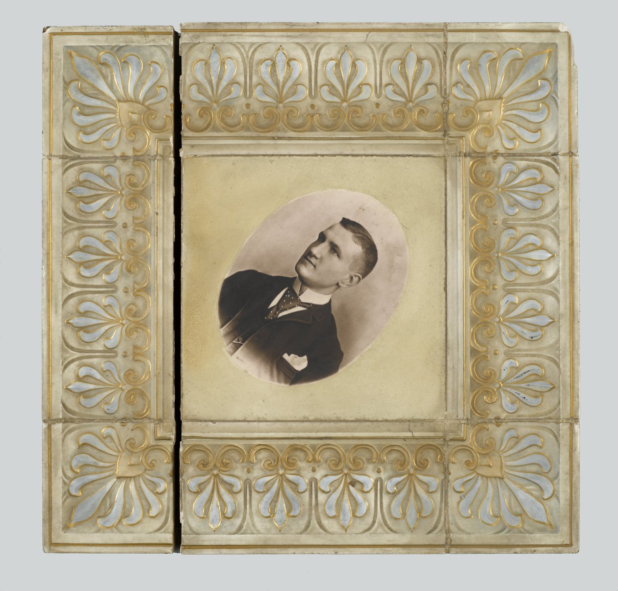 Tile, från American Encaustic Tile Company Ltd., tillverkad i Zanesville, 1895 (glaserad lergods) av American School