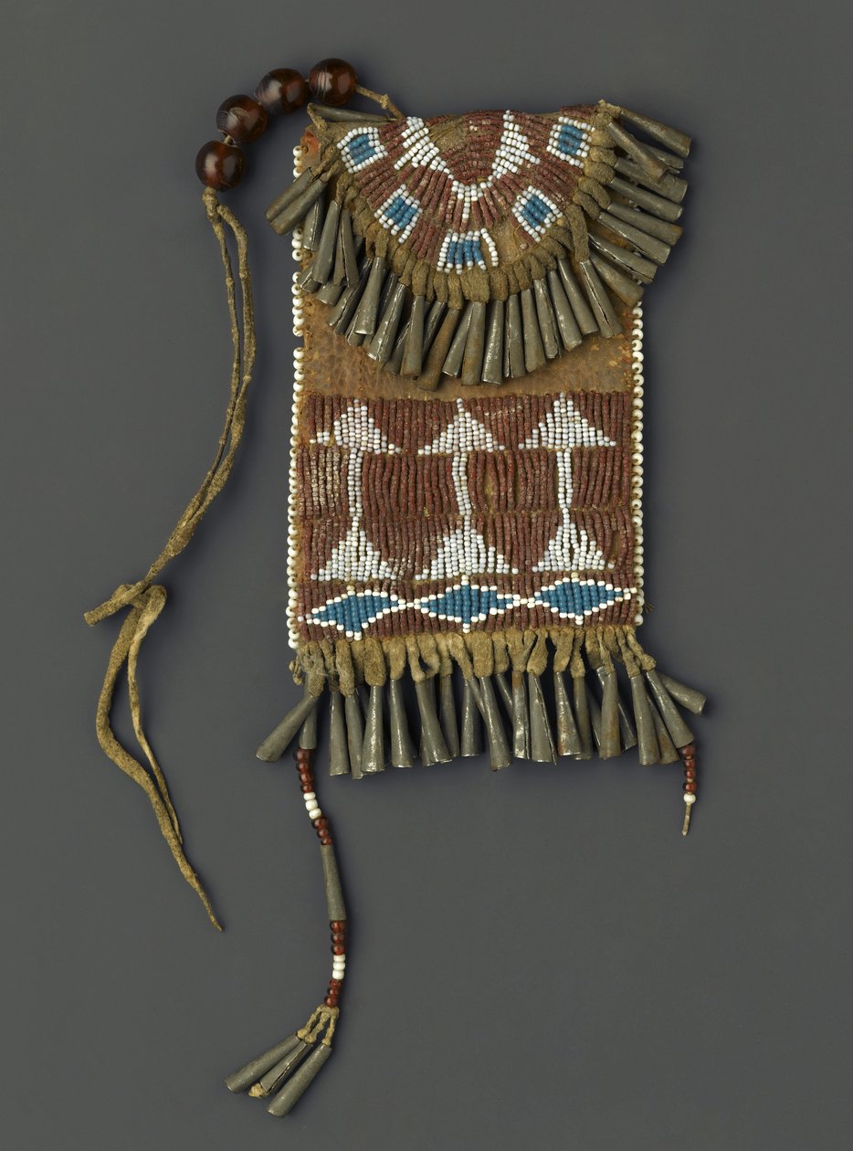 Dambältesfodral, möjligen Ute eller Kiowa, 1880-90 (hedi, metall, pärlor och pigment) av American School