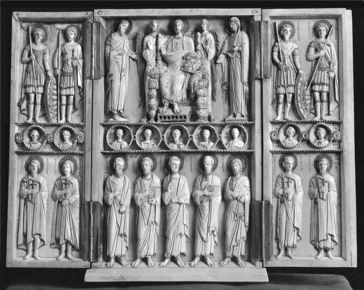 Triptyk föreställande Kristus på tronen med jungfrun, Johannes Döparen och andra helgon (se 213281) av Byzantine