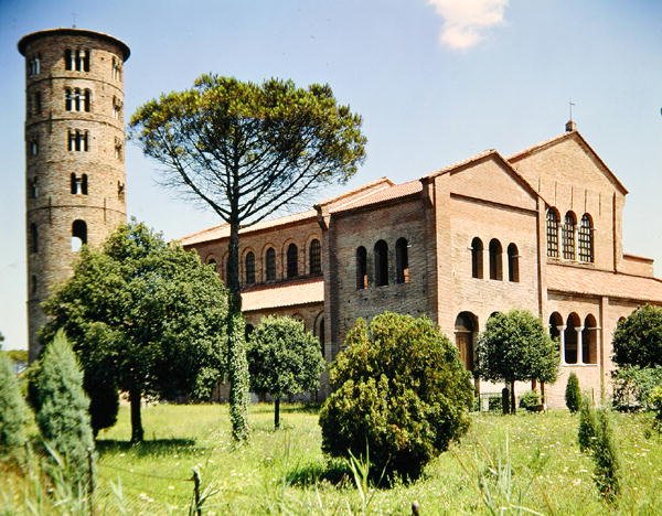 Utsikt över kyrkan och klocktornet av Byzantine School