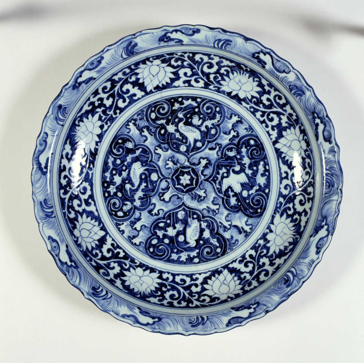 Laddare med blå och vit dekor, 1325-55 (porslin) av Chinese School