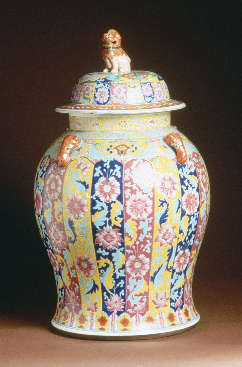 Täckt burk med famillerose emaljerad dekor, 1800-50 (porslin) av Chinese School