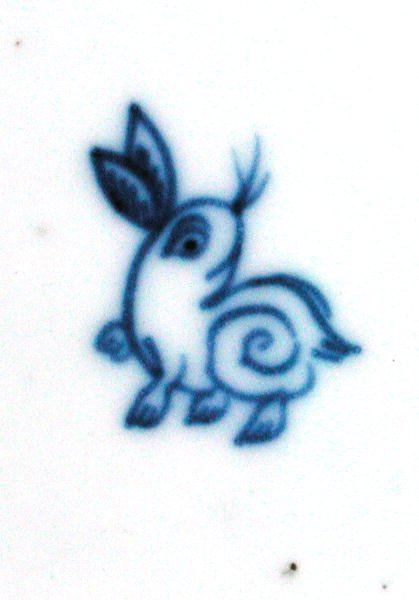 Harmärke från en blåvit burk målad med en pojke som badar, andra leker på hobbyhäst och ytterligare andra med en hare, Wanli eller Chongzheng, 1600-30 (porslin) (detalj) (se 206093-206095) av Chinese School