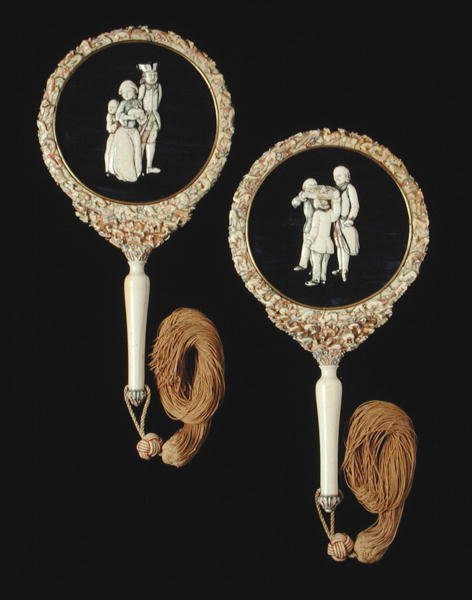 Ett par handspeglar, troligen tillverkade i Kanton, Qianlong-perioden, 1736-95 (polykromt elfenben) (se 207210) av Chinese School
