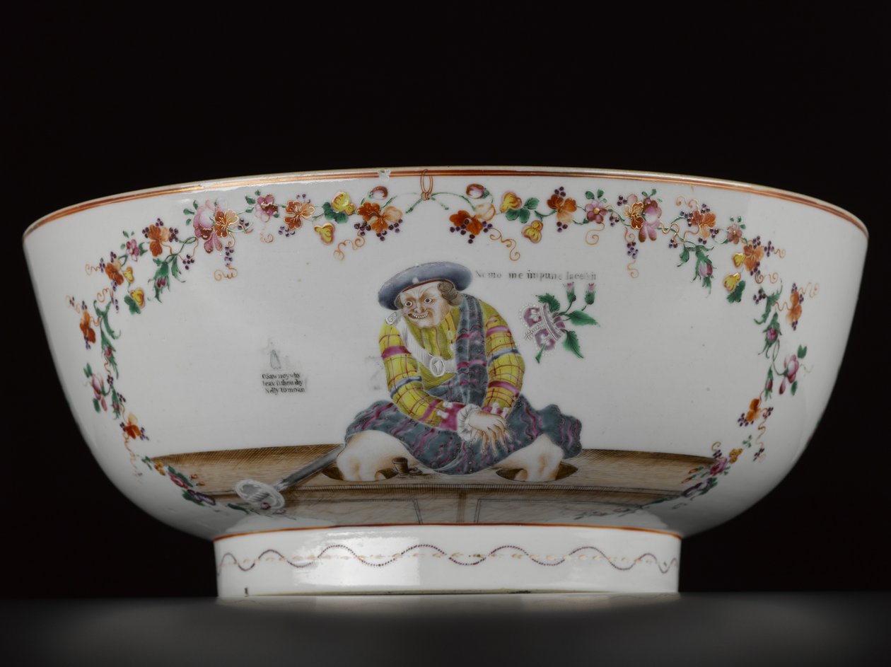 Satirisk punch-bowl, föreställande en kopia av en anti-jakobitgravyr, Sauneys Mistake, 1785 (porslin) av Chinese School