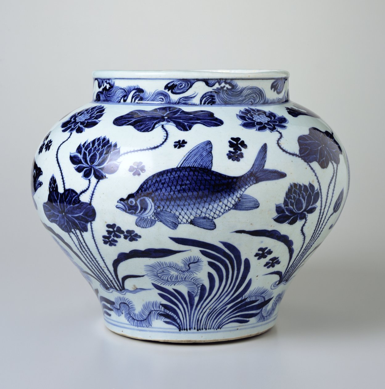 Vinburk med en design av fiskar och vattenväxter (porslin) av Chinese School