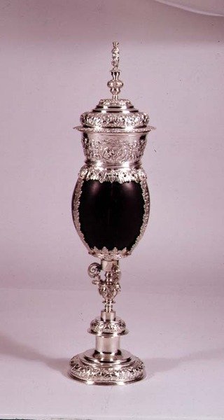 Kokosnötskopp och lock med repousee silverfästen, 1656 (kokosnöt och silver) av Dutch School