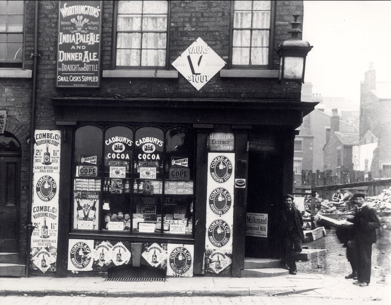 Reklamaffischer i en butik i North Street, Leeds, ca 1895-1900 av English Photographer