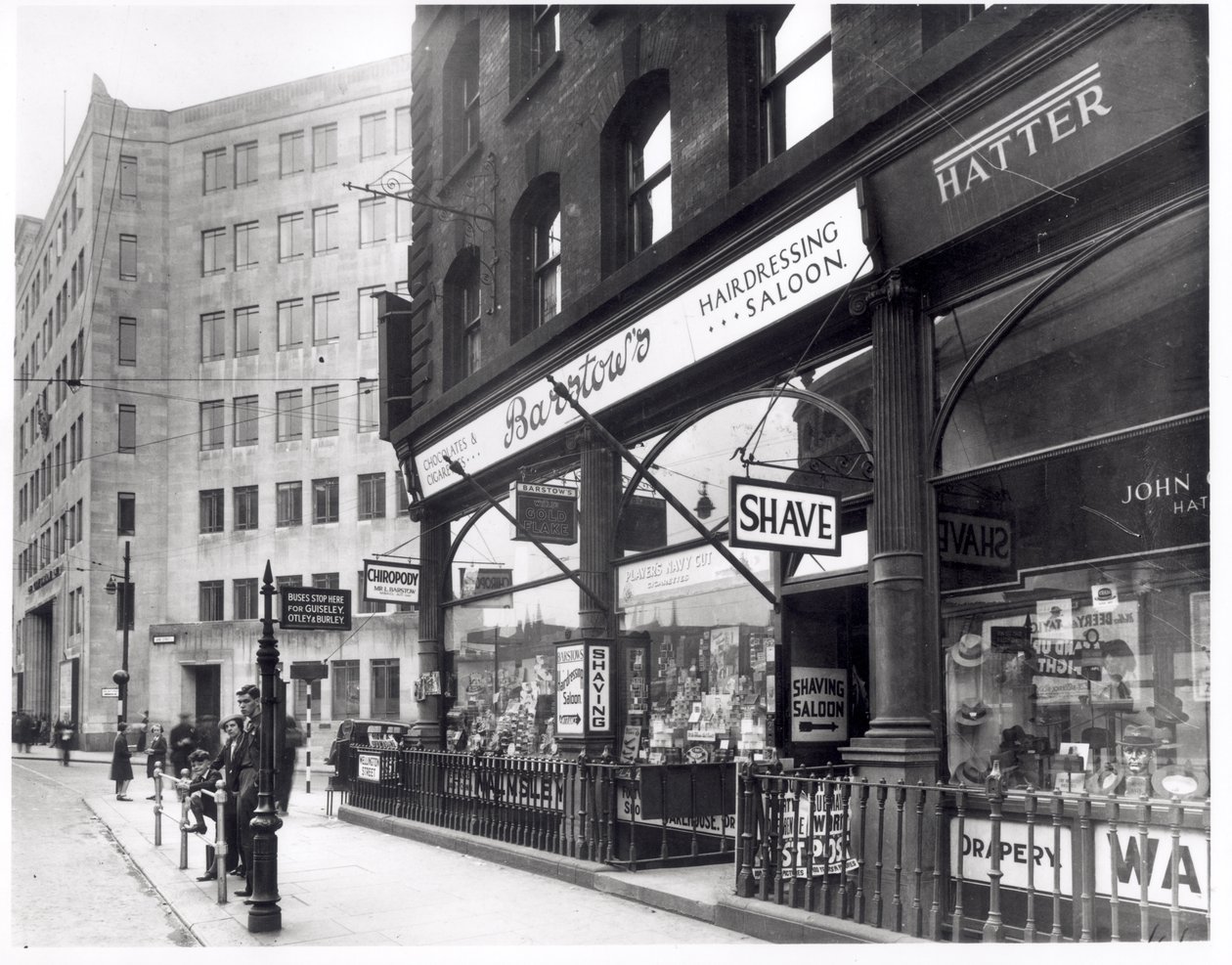 Barstows barbershop på Wellington Street, Leeds, 1939 av English Photographer