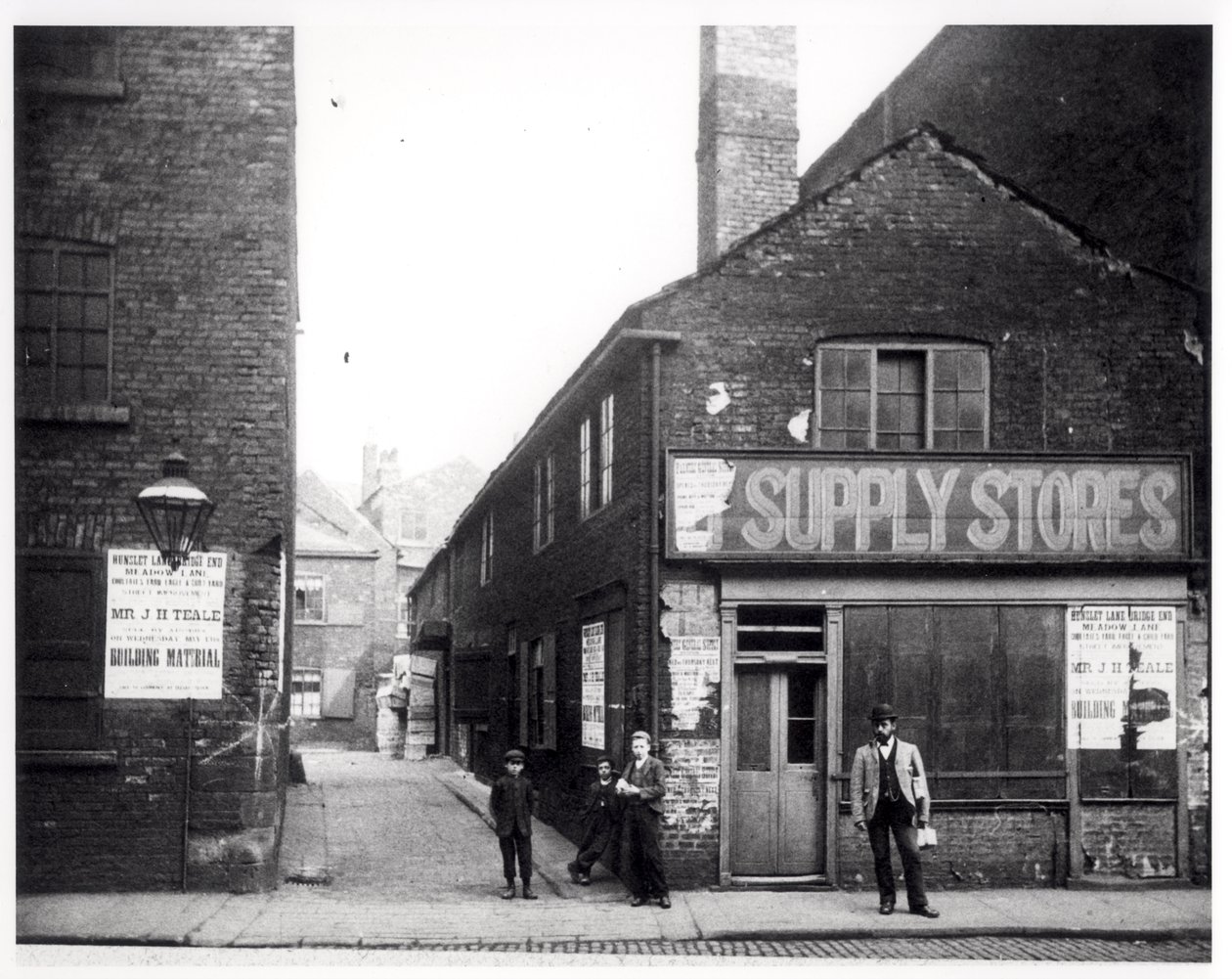 Ingången till Eagle and Child Yard, Hunslet, Leeds, 1896 av English Photographer