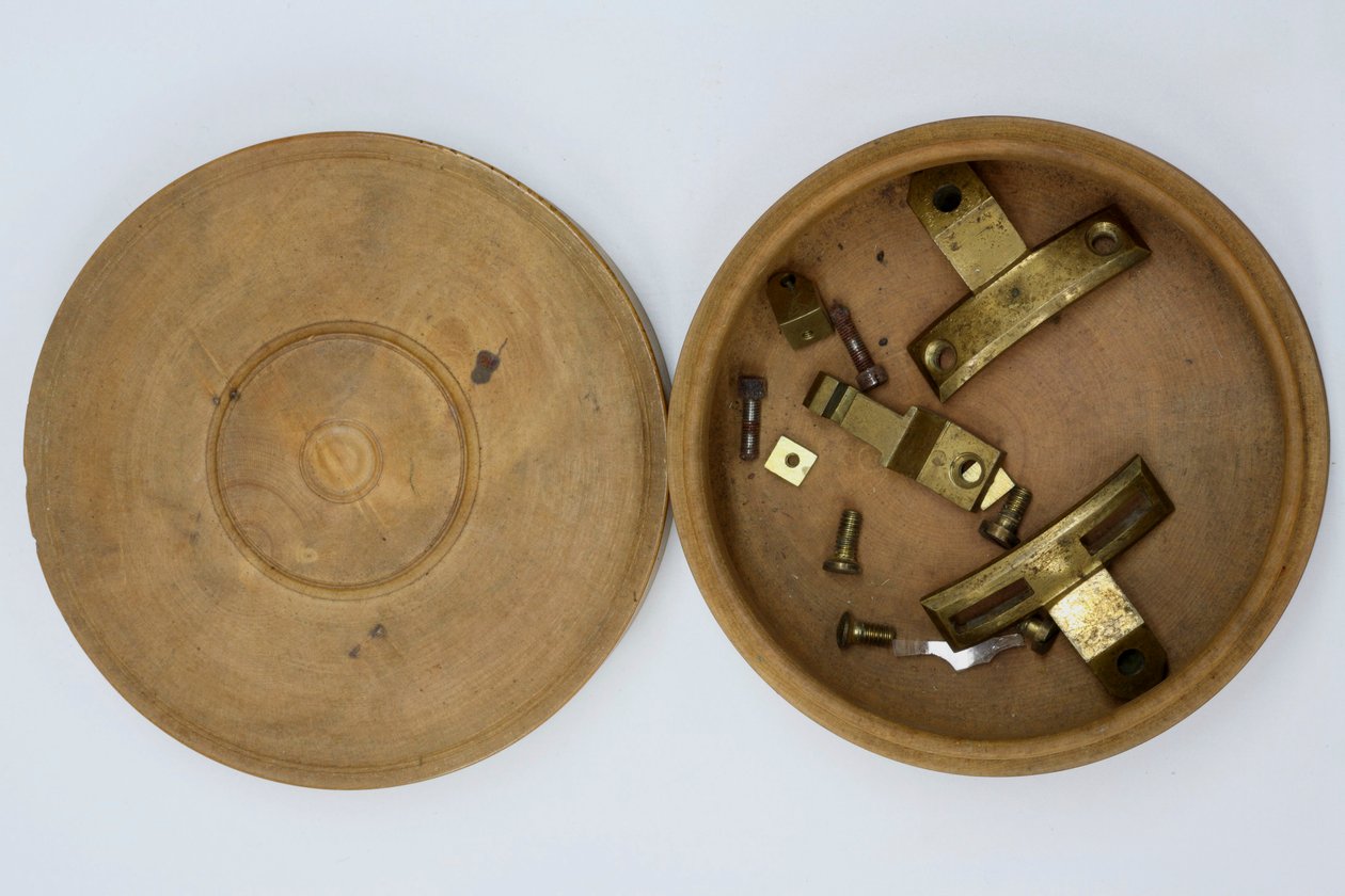 Fästen på Cumming-klockan, ca 1767 (metall) av English School