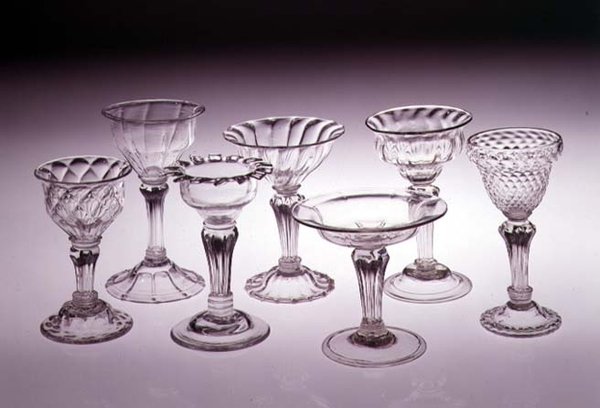 Samling av sockelglas, från vänster till höger: quiltad ogee skål, 1740; dubbel ogee skål, 1730; utsvängd dubbel ogee skål med silesisk skaft, 1730; fatskål med silesisk stjälk, 1740; dubbel av English School