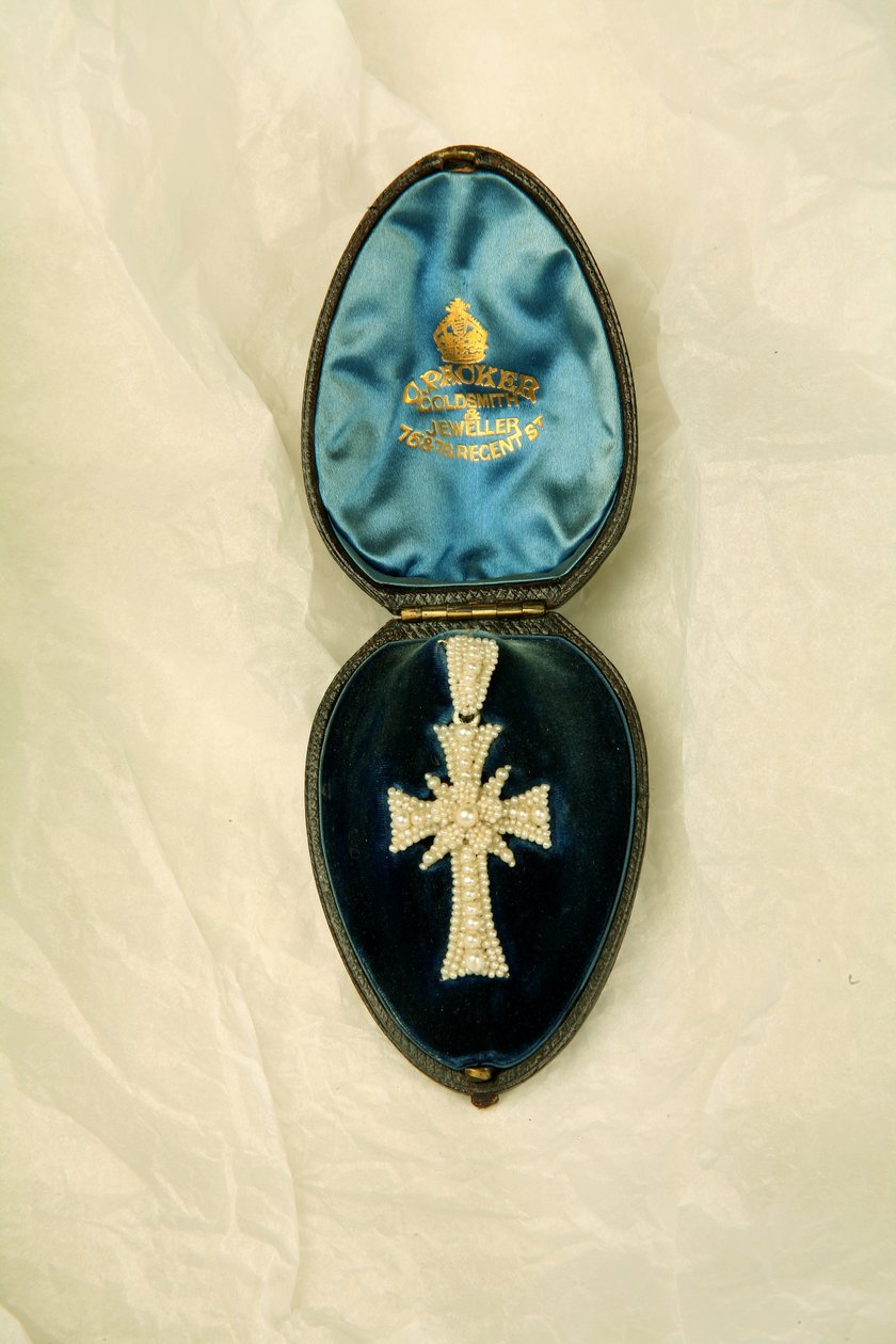 Korsformigt hänge i läderask, ca 1855-80 (fröpärlor på pärlemorram) (se även 343599) av English School