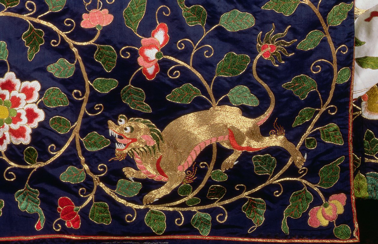 Drake och stiliserade blommor och bladverk, detalj av kinesiska broderiupphängningar från statsbädden (broderi) (detalj av 32321) av English School