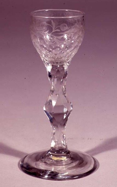 Facetterat vinglas med koppskål, 1790 (glas) av English School