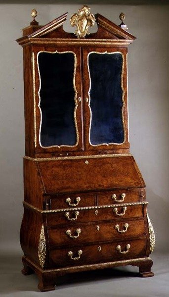 George I byråbokhylla med bombsidor och ormolu-fästen, ca 1720 (paket förgylld burr valnöt) av English School