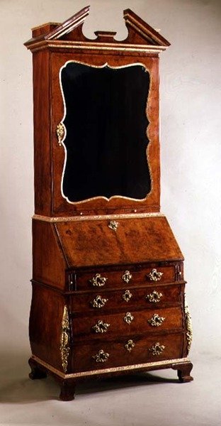 George I byråbokhylla med bombsidor, ca 1720 (valnöt och paket förgylld) av English School