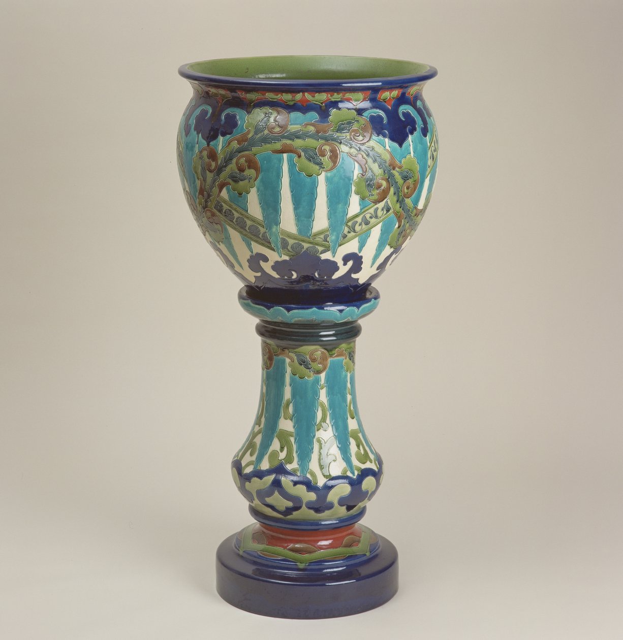 Jardiniere av Burmantofts Pottery, Leeds, 1890-1904 (keramik) av English School