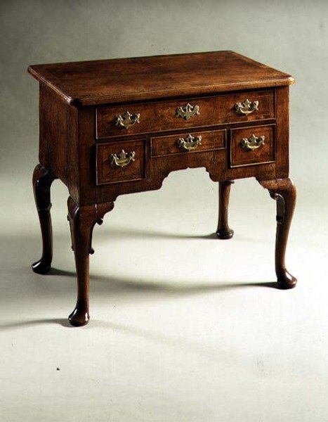 Lowboy, ca 1710 (valnöt) av English School