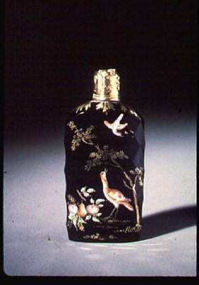 Doftflaska, blåst, skuren, emaljerad och förgylld, tillskriven Bristol, ca 1770 (glas) av English School